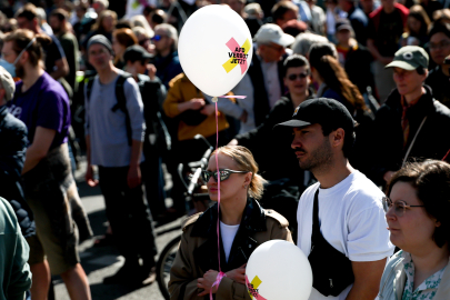 Almanya'da 60'tan fazla kentte aşırı sağcı AfD karşıtı gösteri