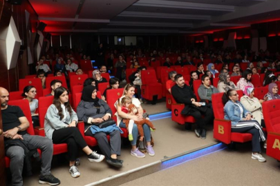 'Komşu Köyün Delisi' tiyatro gösterisinin galası Bursa'da yapıldı&nbsp;