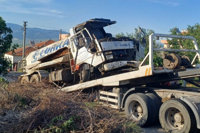 Manisa'da iş makinesini deviren sürücü faciayı engelledi
