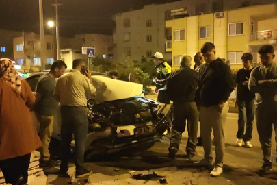 Mersin'de kontrolden çıkan otomobil, kamyonete çarptı: 2 yaralı