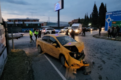 Sakarya’da ticari taksi ve otomobil çarpıştı: 6 yaralı