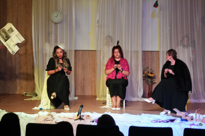 Bursa Osmangazili kadınlar Kozalar oyunu ile izleyici karşısında