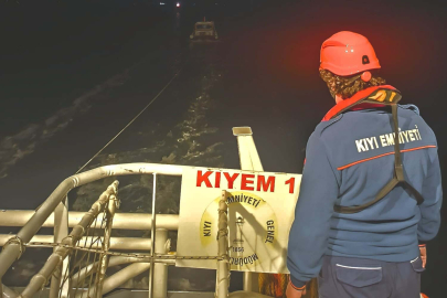 Çanakkale Boğazı'nda sürüklenen tekne kurtarıldı