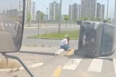 Diyarbakır'da kaza geçiren sürücü yan yatan kamyonetinin başında bekledi
