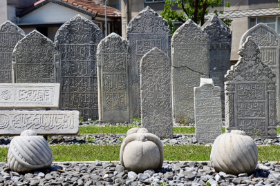 Fatih Sultan Mehmet'in ressamının mezar taşı Bursa'da korunuyor