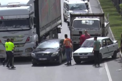 Gaziantep'te kaza yapan otomobili polisler iterek yol kenarına çekti