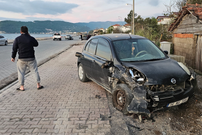 Kastamonu'da park halindeki araca çarpan otomobilin sürücüsü yaralandı