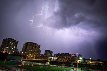 Kayseri'de şimşekler geceyi aydınlattı