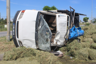 Manisa'da kaza yapan kamyondaki saman balyaları yola saçıldı