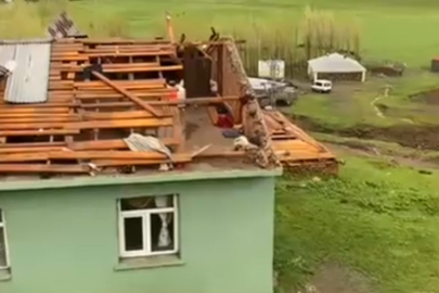 Muş'ta fırtına evlerin çatılarını uçurdu