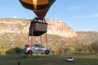Aksaray'da balonla otomobil uçurdular