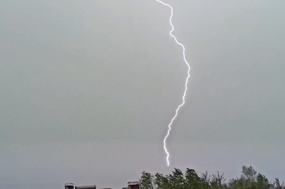 Bitlis Ahlat'ta çakan şimşekler görsel şölen oluşturdu