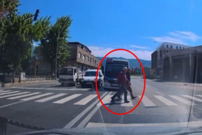 Bursa'da kural tanımaz minibüs! Kırmızı ışığı hiçe sayıp...