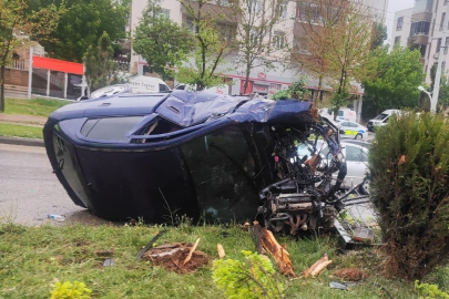 Malatya'da kontrolden çıkan otomobil refüje çarptı: 2 yaralı