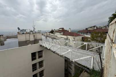 Bursa’da apartman çatısına ve yola bağlı köprü merak konusu oldu