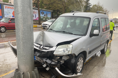 Çorum'da hafif ticari araç direğe çarptı: 2 yaralı
