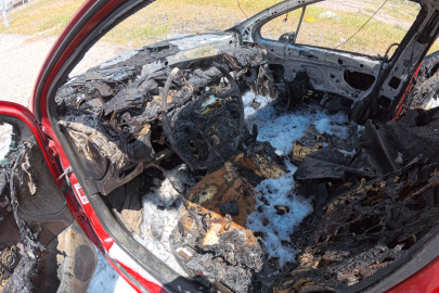 Aksaray'da yanan otomobil hurdaya döndü