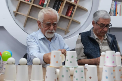 Bursa'da huzurevi sakinleri ile liseli gençler bir araya geldi