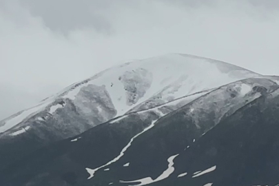 Hakkari Yüksekova'da sağanak ve kar yağışı etkili oldu