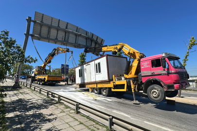 İstanbul'da konteyner yüklü vinç yönlendirme levhasına takıldı, kamyon adeta şaha kalktı