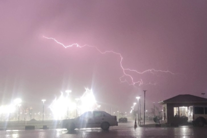 Van'da şimşekler geceyi aydınlattı