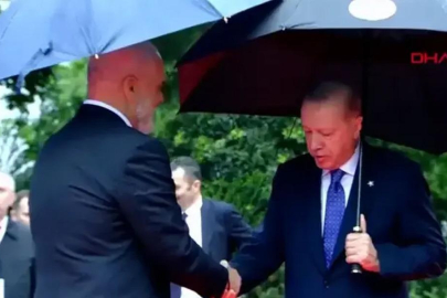 Arnavutluk'daki zirvede dikkat çeken anlar: Ayakkabıları Cumhurbaşkanı Erdoğan'ın gözünden kaçmadı