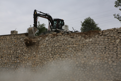 Bursa Dağyenice’de 3 bin 800 metrekarelik kaçak duvar yıkıldı