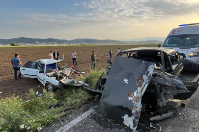 Kahramanmaraş’ta iki otomobil kafa kafaya çarpıştı