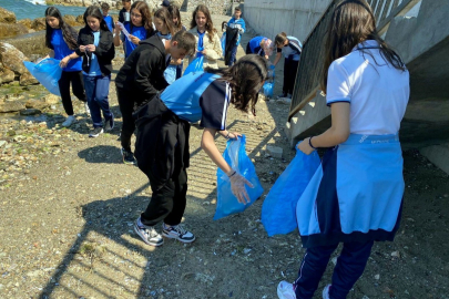 Öğrencilerden Bursa Mudanya sahillerinde temizlik operasyonu