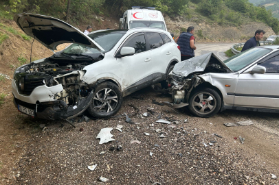 Bursa'da feci kaza: Otomobil ile cip kafa kafaya çarpıştı