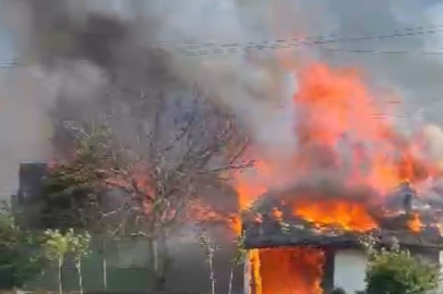 Bolu'da iki ev ve bir depo alev alev yandı