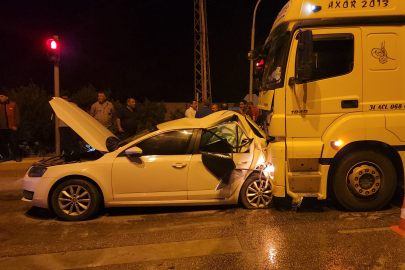 Hatay'da tırla çarpışan otomobil demir yığınına döndü: 2 yaralı