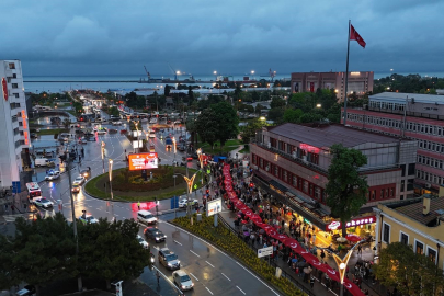 Samsun'da 1919 metrelik bayrakla yağmur altında "Bayrak ve Fener Alayı" yürüyüşü