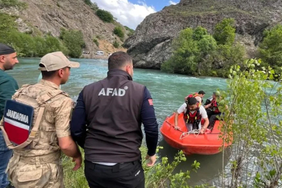 Tunceli Munzur Nehri’nde mahsur kalan vatandaşı ekipler kurtardı