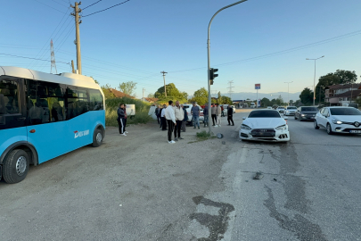 Düzce'de otomobil ışıklarda duran halk otobüsüne çarptı
