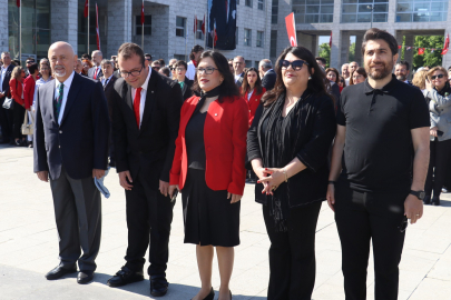 Mimarlar Odası Bursa Şubesi Atatürk Anıtı'na çelenk koydu