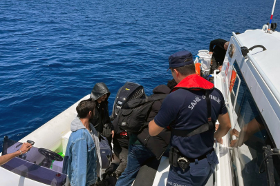 Muğla Datça'da Yunanistan'ın geri ittiği 10'u çocuk 33 düzensiz göçmen kurtarıldı