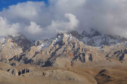 Niğde Aladağlar'da zirve tırmanışı yapan dağcılar erkek cesedi buldu