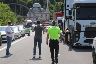 Sakarya D-650'de kamyonet, SUV tarzı araca arkadan çarptı