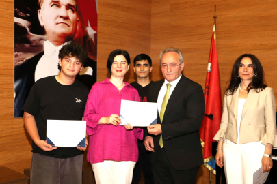 Bursa&nbsp;münazara turnuvasında şampiyonluğu ve final biletlerini topladı