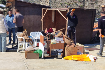 Sinop'ta şiddetli rüzgar seyyar tezgahları yıktı