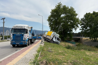 Bursa'da kamyon yan yattı