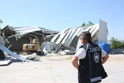 Bursa'da onlar yapıyor, belediye yıkıyor