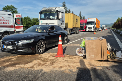 Düzce'de otoyolda lastiği patlayan pikap takla attı: 3 yaralı