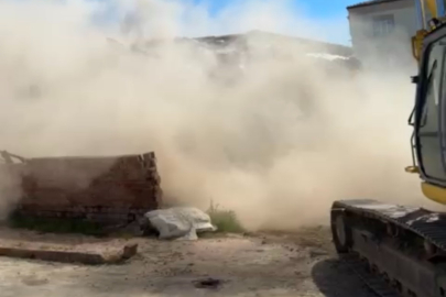 Elazığ’da ağır hasarlı yapıların yıkımları sürüyor