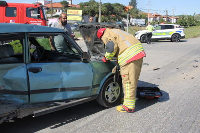 Manisa'da 2 otomobil kavşakta çarpıştı: 1 yaralı