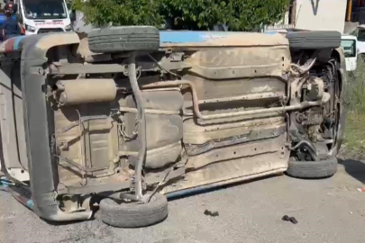 Mersin'de motor ehliyetli otomobil sürücüsünün çarptığı zabıta aracı devrildi: 2 yaralı