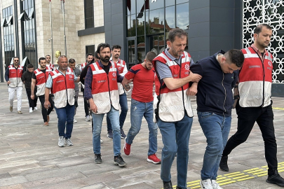 Çanakkale'de polisin 'dur' ihtarına uymayarak kaçan ve üniversite öğrencisinin ağır yaralanmasına sebep olan 2 şüpheli tutuklandı