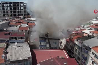İstanbul Bayrampaşa’da yangın paniği, çatıdan yükselen alevler bitişikteki binaya sıçradı