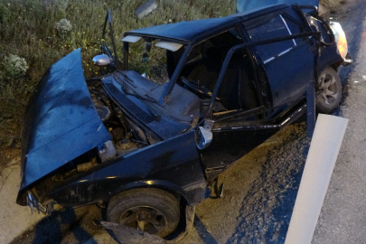 Kastamonu'da virajı alamayan Tofaş otomobil refüje çarptı: 2 yaralı